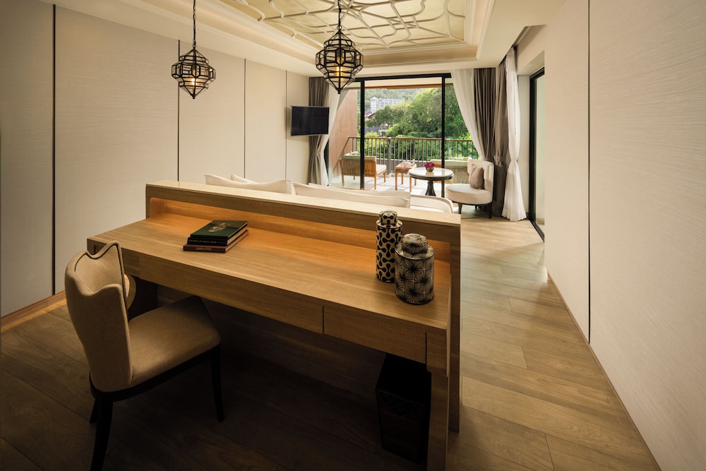 SUITE DELUXE CON BAÑERA DE HIDROMASAJE, VISTAS A LA MONTAÑA, 1 CAMA KING del hotel Avista Grande Phuket Karon - Mgallery. Foto 2