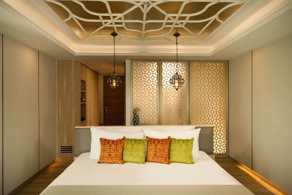 SUITE DELUXE CON BAÑERA DE HIDROMASAJE, VISTAS A LA MONTAÑA, 1 CAMA KING del hotel Avista Grande Phuket Karon - Mgallery. Foto 3
