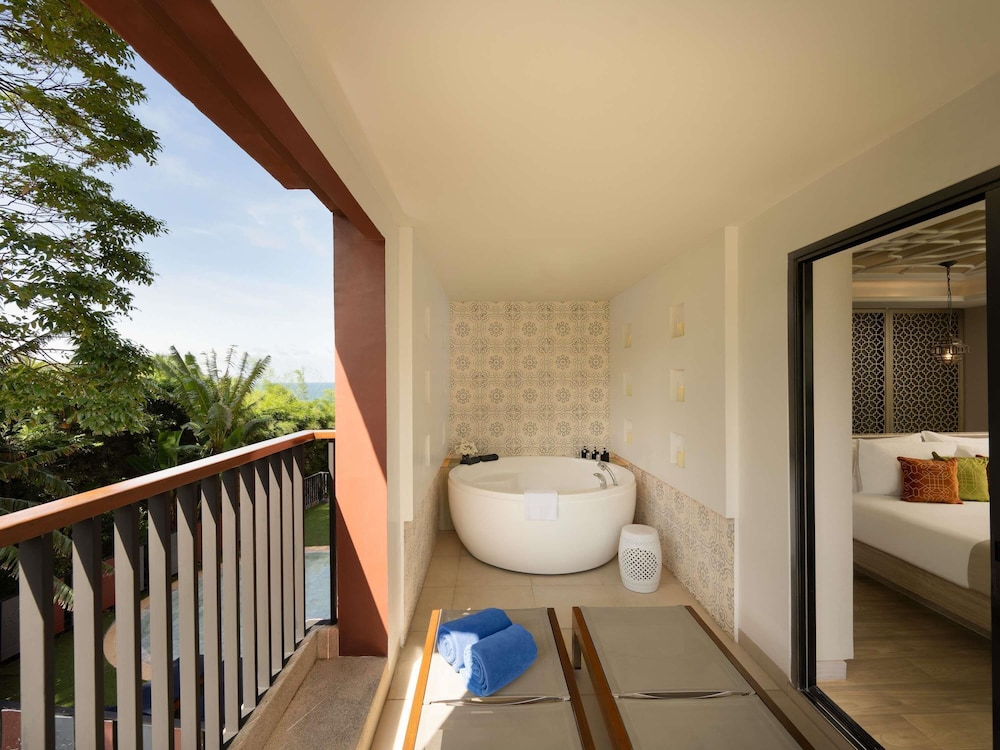 SUITE DELUXE CON BAÑERA DE HIDROMASAJE, VISTAS A LA MONTAÑA, 1 CAMA KING del hotel Avista Grande Phuket Karon - Mgallery. Foto 5