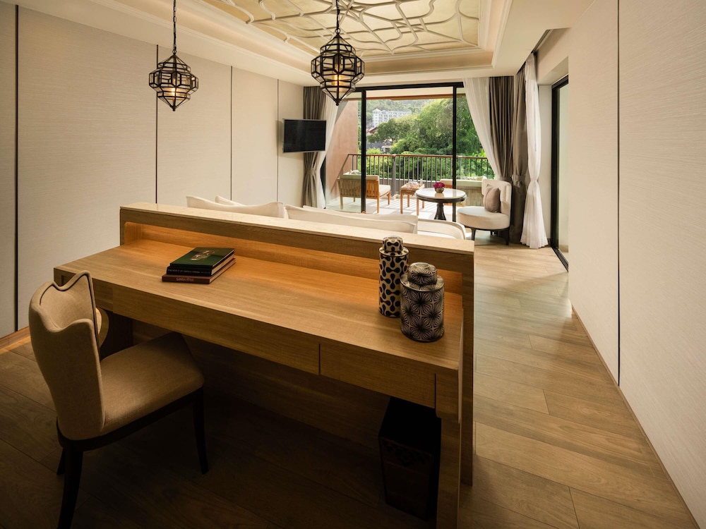 SUITE DELUXE CON BAÑERA DE HIDROMASAJE, VISTAS A LA MONTAÑA, 1 CAMA KING del hotel Avista Grande Phuket Karon - Mgallery. Foto 9
