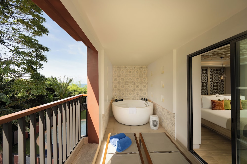SUITE DELUXE CON BAÑERA DE HIDROMASAJE, VISTAS A LA MONTAÑA, 1 CAMA KING del hotel Avista Grande Phuket Karon - Mgallery. Foto 14