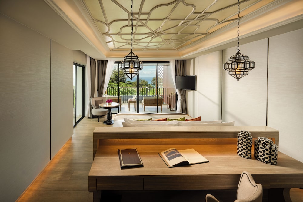 SUITE DELUXE CON BAÑERA DE HIDROMASAJE, VISTAS AL MAR, 1 CAMA KING del hotel Avista Grande Phuket Karon - Mgallery. Foto 1