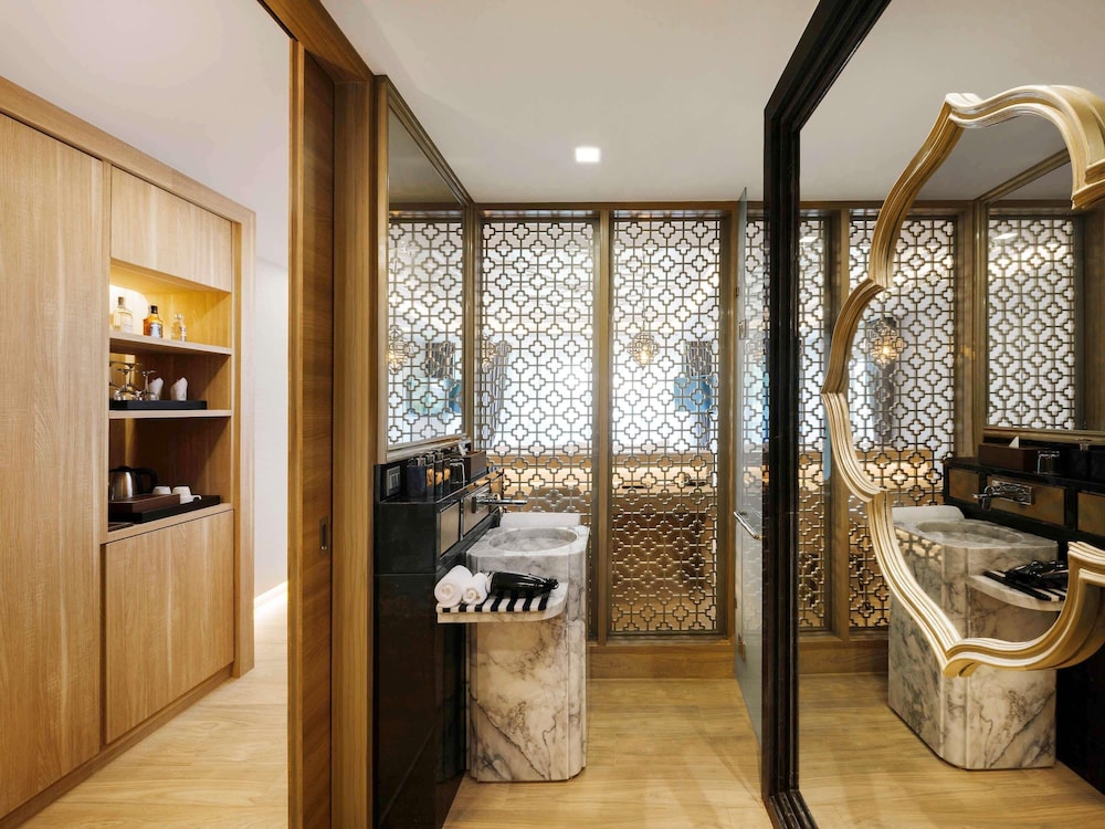 SUITE DELUXE CON BAÑERA DE HIDROMASAJE, VISTAS AL MAR, 1 CAMA KING del hotel Avista Grande Phuket Karon - Mgallery. Foto 6