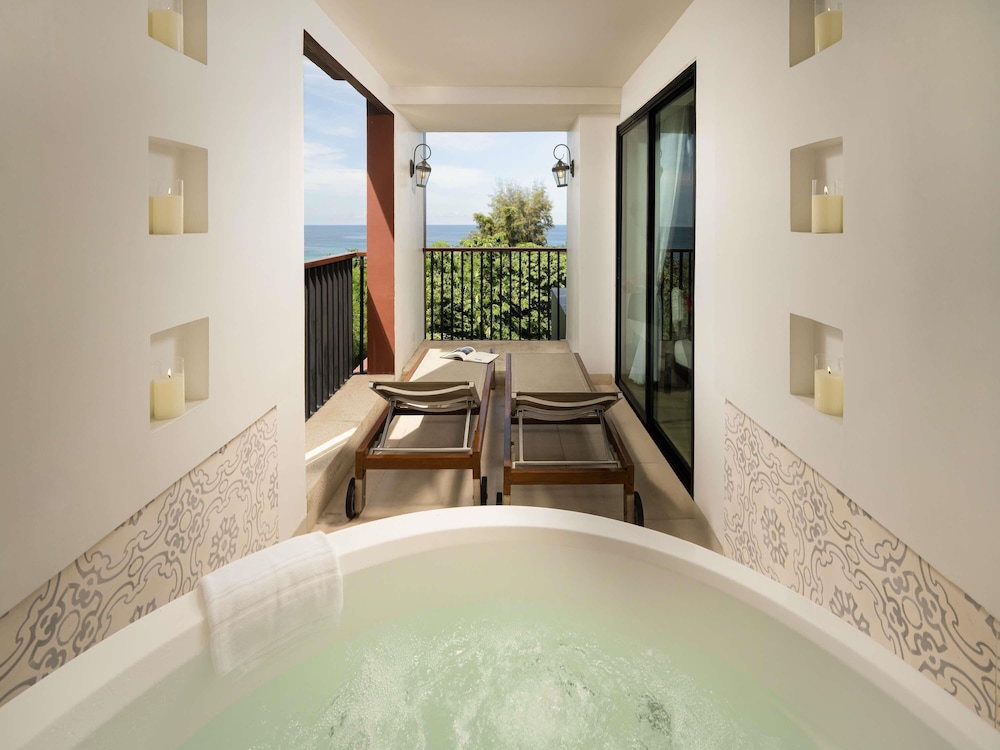 SUITE DELUXE CON BAÑERA DE HIDROMASAJE, VISTAS AL MAR, 1 CAMA KING del hotel Avista Grande Phuket Karon - Mgallery. Foto 7