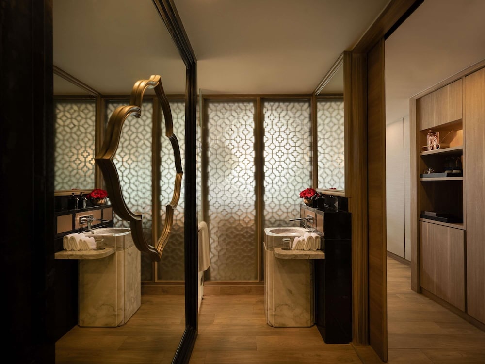SUITE DELUXE CON BAÑERA DE HIDROMASAJE, VISTAS AL MAR, 1 CAMA KING del hotel Avista Grande Phuket Karon - Mgallery. Foto 9