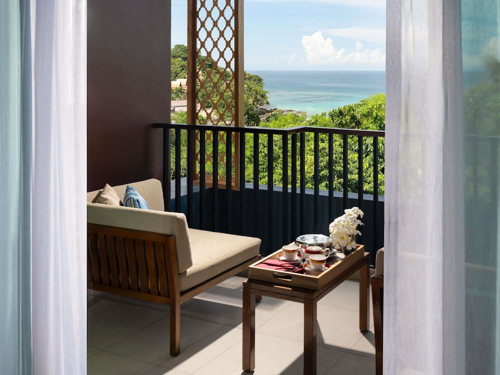SUITE DELUXE CON BAÑERA DE HIDROMASAJE, VISTAS AL MAR, 1 CAMA KING del hotel Avista Grande Phuket Karon - Mgallery. Foto 11