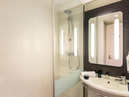 Habitación Estándar con 1 cama doble del hotel Ibis Roscoff Bord De Mer. Foto 3