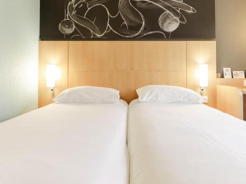 Habitación Doble Estándar - Adaptada para personas con discapacidad del hotel Ibis Roscoff Bord De Mer. Foto 3