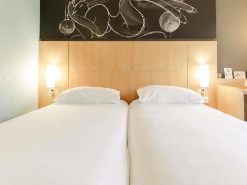 Habitación Doble Estándar - 2 camas del hotel Ibis Roscoff Bord De Mer. Foto 2