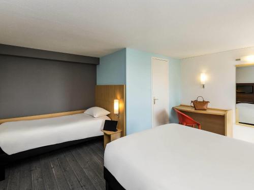 Habitación Estándar - 1 cama doble y 1 individual del hotel Ibis Roscoff Bord De Mer. Foto 1