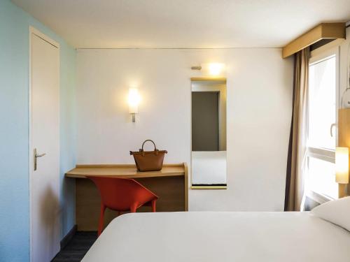 Habitación Estándar - 1 cama doble y 1 individual del hotel Ibis Roscoff Bord De Mer. Foto 2