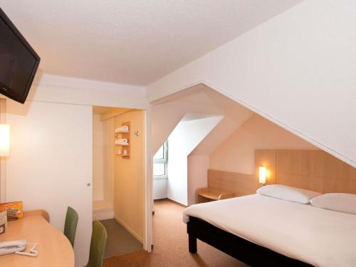 Habitación Estándar - 1 cama doble y 1 individual del hotel Ibis Roscoff Bord De Mer. Foto 3