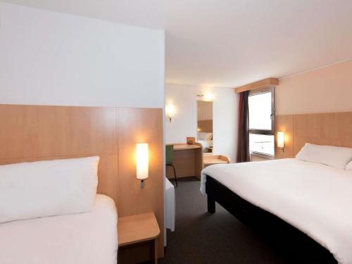 Habitación Estándar - 1 cama doble y 1 individual del hotel Ibis Roscoff Bord De Mer. Foto 4
