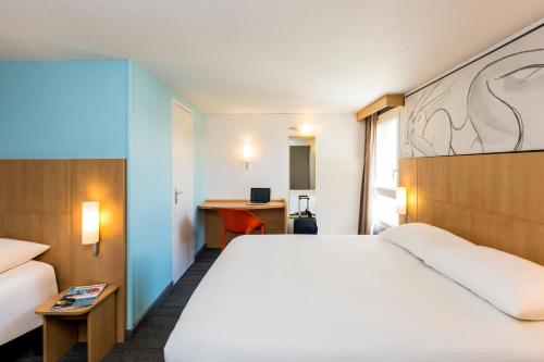 Habitación Estándar - 1 cama doble y 1 individual del hotel Ibis Roscoff Bord De Mer. Foto 5