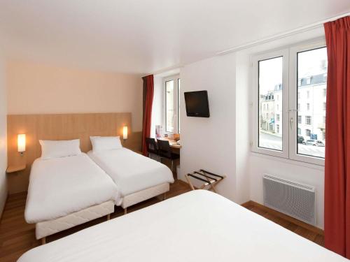 Habitación Estándar con 1 cama doble y 2 camas individuales del hotel Ibis Roscoff Bord De Mer. Foto 1