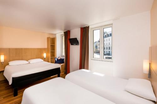 Habitación Estándar con 1 cama doble y 2 camas individuales del hotel Ibis Roscoff Bord De Mer. Foto 2