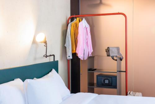 Habitación Doble Superior con sofá cama del hotel Ibis Styles Bern City. Foto 5
