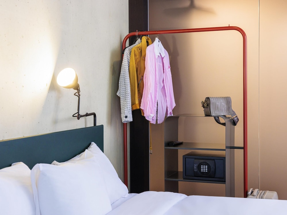 Habitación superior con 1 cama queen de 160 x 200 cm, nuevo concepto de confort para dormir del hotel Ibis Styles Bern City. Foto 1