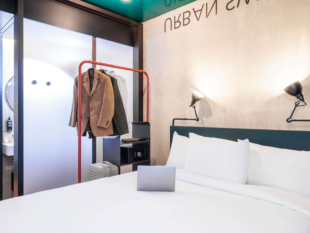 Habitación superior con 1 cama queen de 160 x 200 cm, nuevo concepto de confort para dormir del hotel Ibis Styles Bern City. Foto 3