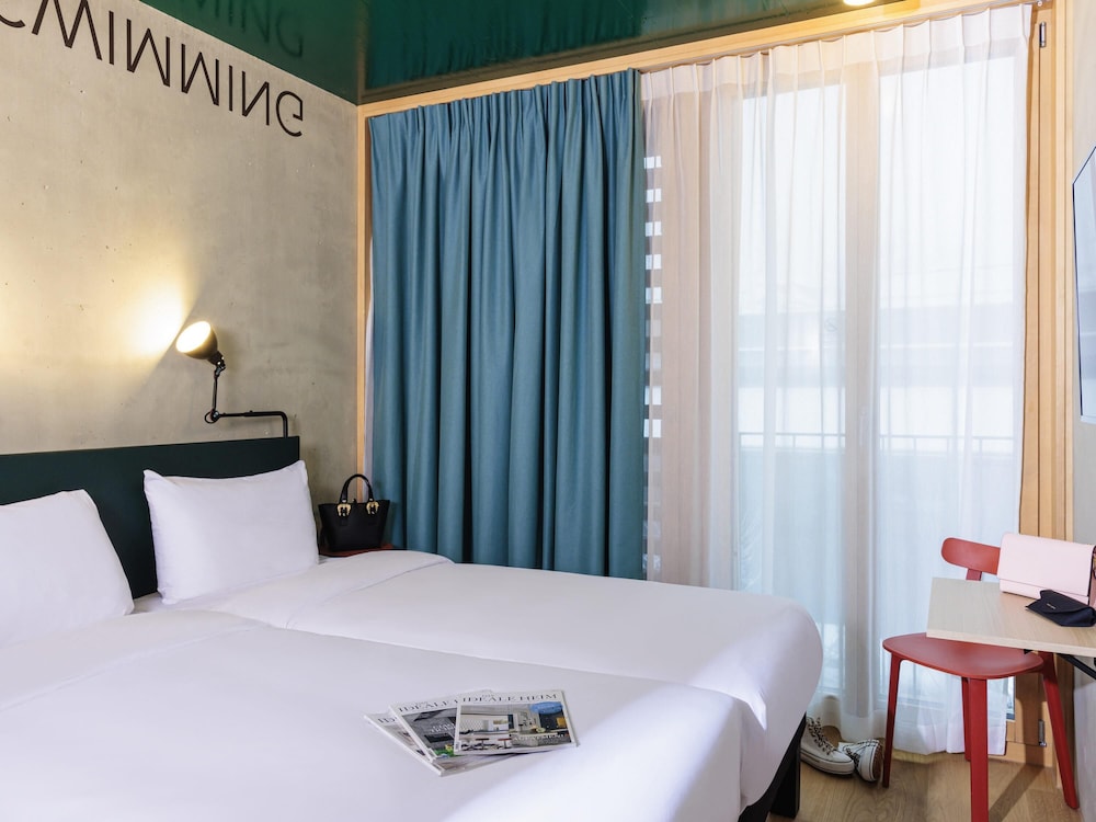 Habitación superior con 2 camas individuales de 90 x 200 cm, nuevo concepto de confort para dormir del hotel Ibis Styles Bern City