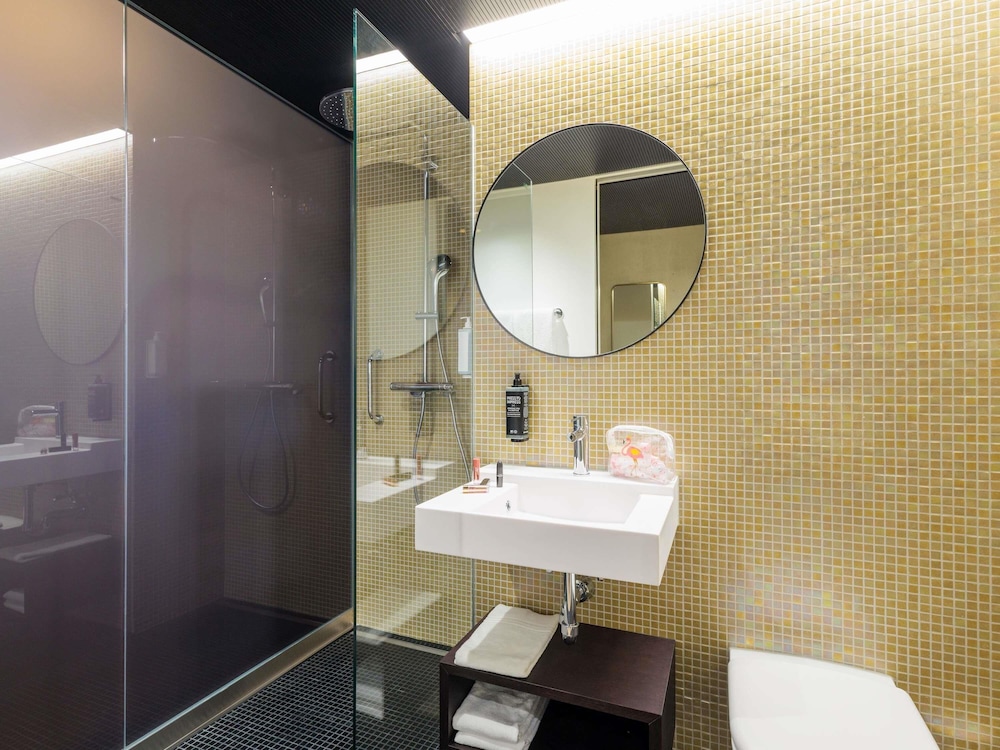 Habitación superior con 2 camas individuales de 90 x 200 cm, nuevo concepto de confort para dormir del hotel Ibis Styles Bern City. Foto 2