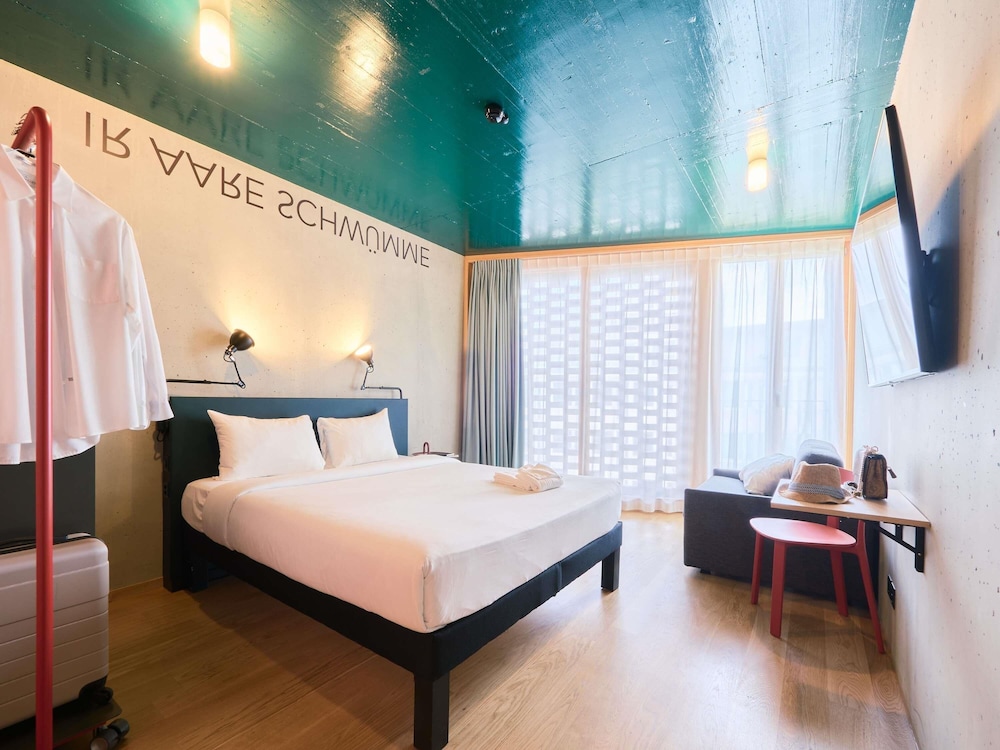 Habitación superior con 1 cama queen de 160 × 200 cm y 1 sofá - cama del hotel Ibis Styles Bern City