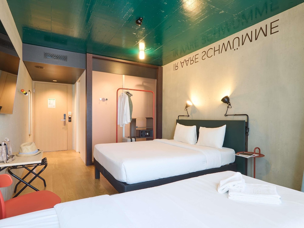Habitación superior con 1 cama queen de 160 × 200 cm y 1 sofá - cama del hotel Ibis Styles Bern City. Foto 3