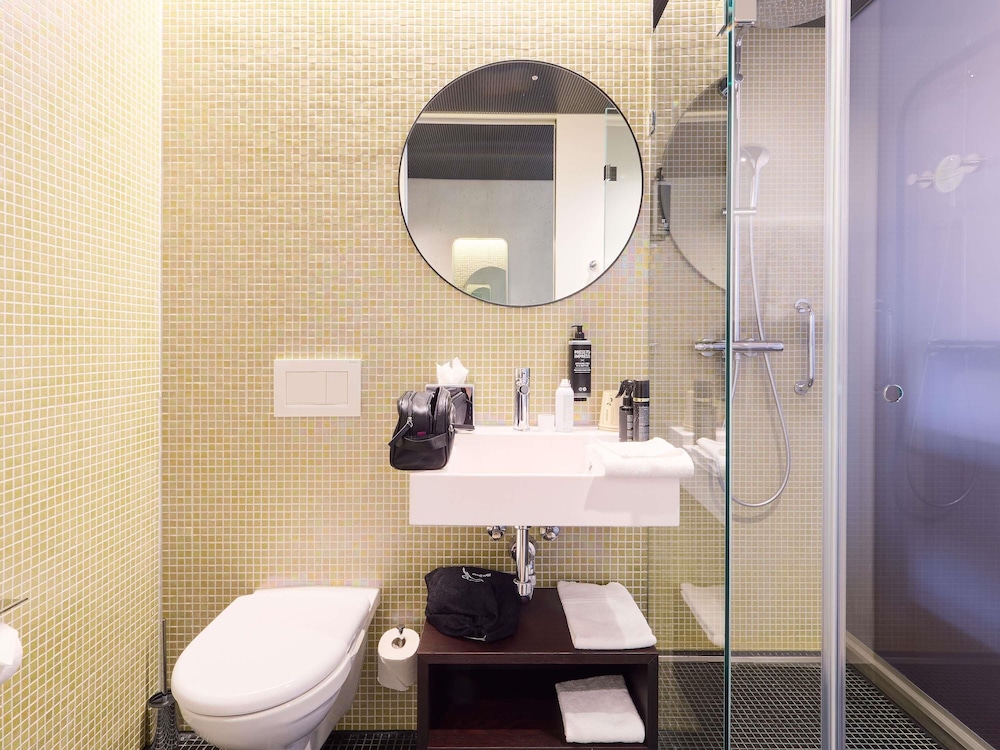 Habitación superior con 1 cama queen de 160 × 200 cm y 1 sofá - cama del hotel Ibis Styles Bern City. Foto 6