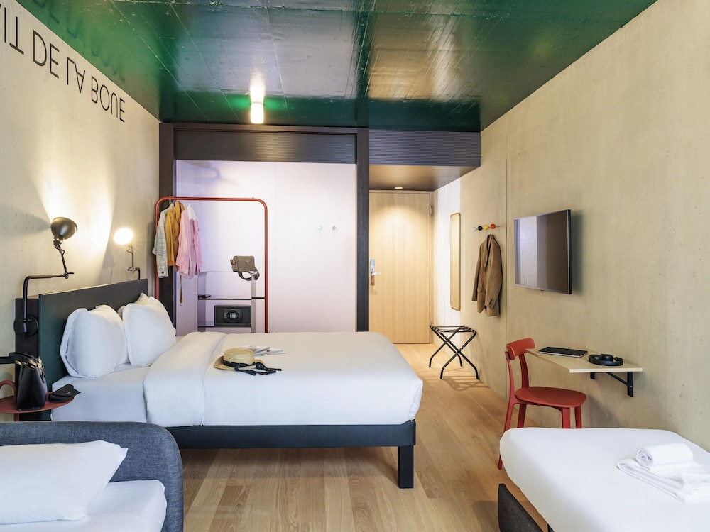 Habitación familiar superior con 1 cama queen de 160 x 200 cm y 2 sofás - cama del hotel Ibis Styles Bern City