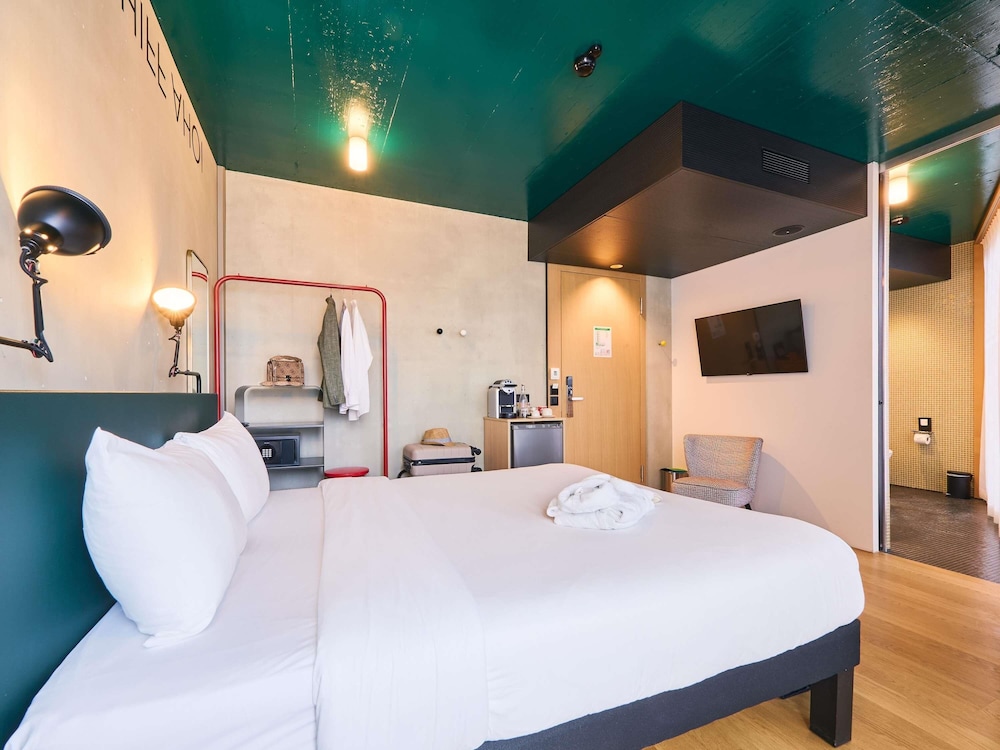 Habitación familiar superior con 1 cama queen de 160 x 200 cm y 2 sofás - cama del hotel Ibis Styles Bern City. Foto 1