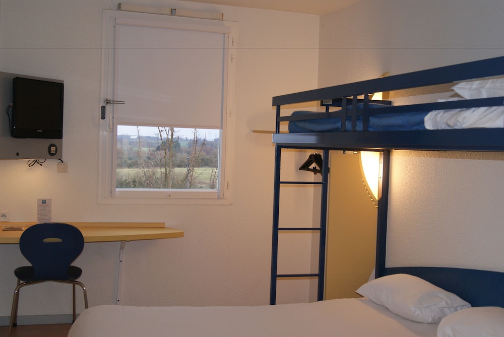 TRIPLE - Habitación con una cama grande y una litera del hotel Ibis Budget Nevers Varennes Vauzelles. Foto 1