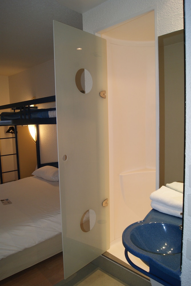 TRIPLE - Habitación con una cama grande y una litera del hotel Ibis Budget Nevers Varennes Vauzelles. Foto 8
