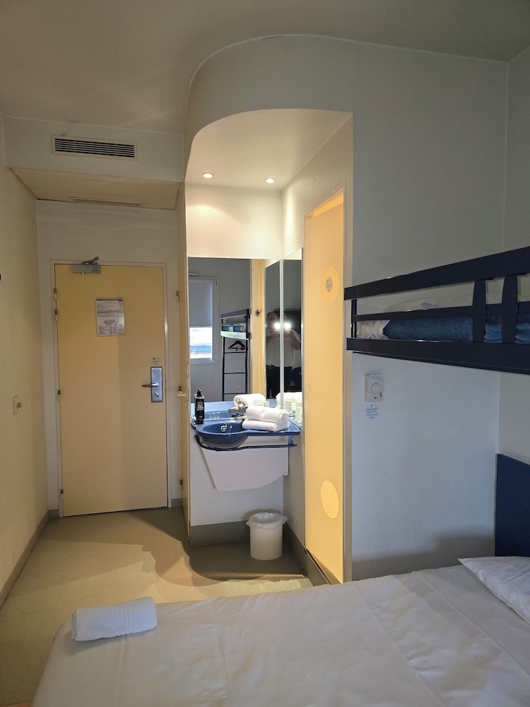 TWIN - Habitación con dos camas individuales del hotel Ibis Budget Nevers Varennes Vauzelles. Foto 5