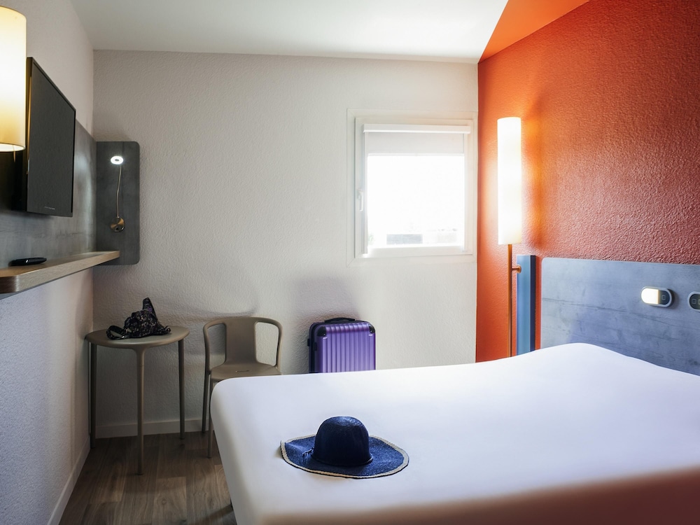 Habitación Doble con cama grande del hotel Ibis Budget Nuits Saint Georges. Foto 2