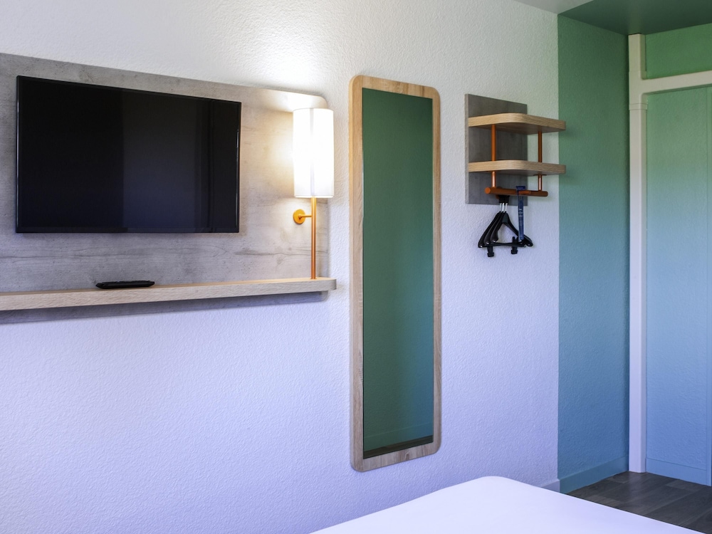 Habitación Doble con cama grande del hotel Ibis Budget Nuits Saint Georges. Foto 4