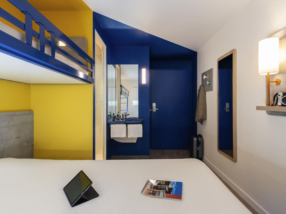 Habitación triple con cama grande y litera superior del hotel Ibis Budget Nuits Saint Georges
