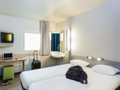 Habitación Doble - 2 camas del hotel Ibis Budget Paris Porte De Montmartre. Foto 1