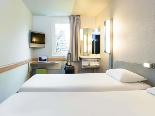Habitación Doble - 2 camas del hotel Ibis Budget Paris Porte De Montmartre. Foto 2