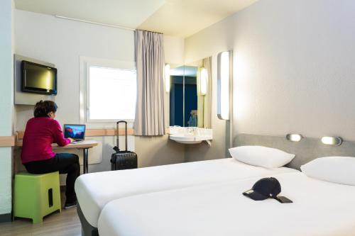 Habitación Doble - 2 camas del hotel Ibis Budget Paris Porte De Montmartre. Foto 4