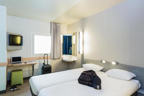 Habitación Doble - 2 camas del hotel Ibis Budget Paris Porte De Montmartre. Foto 5