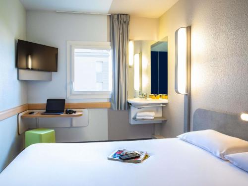 Habitación Doble Estándar del hotel Ibis Budget Paris Porte De Montmartre. Foto 1