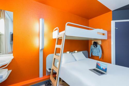 Habitación Doble Estándar del hotel Ibis Budget Paris Porte De Montmartre. Foto 4
