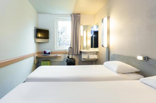 Habitación Doble Estándar del hotel Ibis Budget Paris Porte De Montmartre. Foto 7