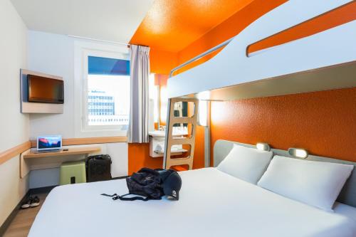 Habitación Doble Estándar del hotel Ibis Budget Paris Porte De Montmartre. Foto 8