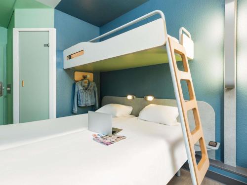 Habitación Triple con 3 camas individuales del hotel Ibis Budget Paris Porte De Montmartre. Foto 1