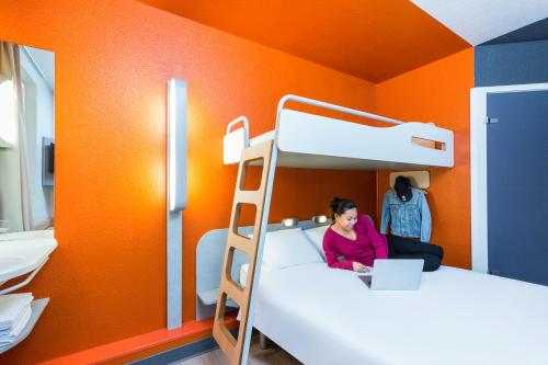 Habitación Triple con 3 camas individuales del hotel Ibis Budget Paris Porte De Montmartre. Foto 9