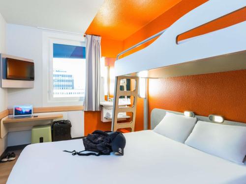 Habitación Triple con cama doble y litera del hotel Ibis Budget Paris Porte De Montmartre
