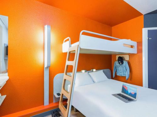 Habitación Triple con cama doble y litera del hotel Ibis Budget Paris Porte De Montmartre. Foto 1