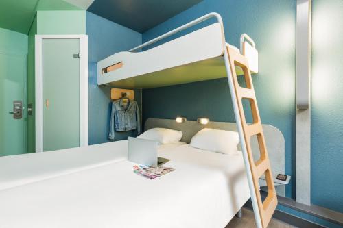 Habitación Triple con cama doble y litera del hotel Ibis Budget Paris Porte De Montmartre. Foto 3