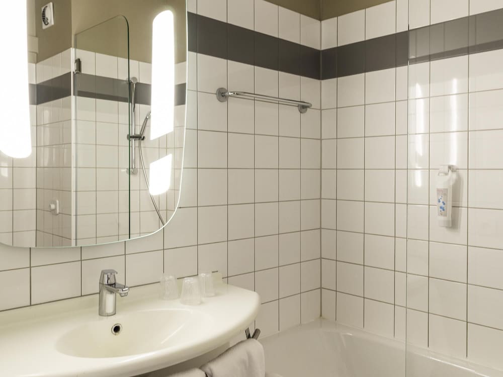 Habitación estándar con una cama doble y una individual del hotel Ibis Colmar Est